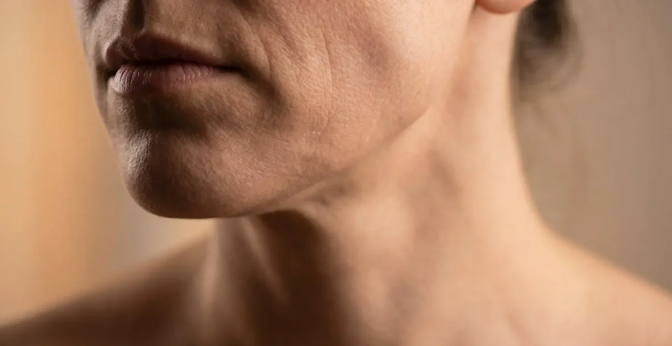 Primer plano de persona realizando ejercicio de relajación mandibular