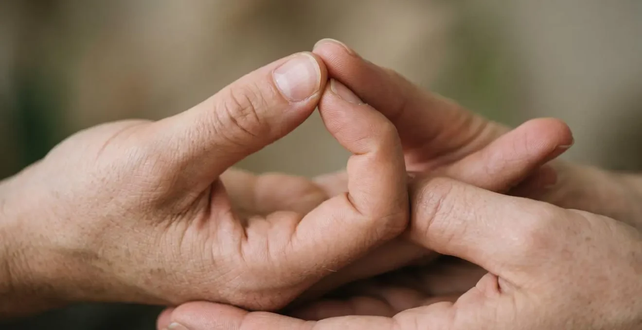Manos realizando diferentes mudras de yoga en secuencia para calmar la ansiedad
