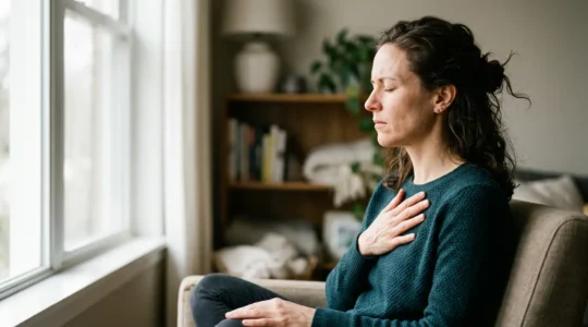 Persona en momento de control respiratorio profundo superando impulso de fumar