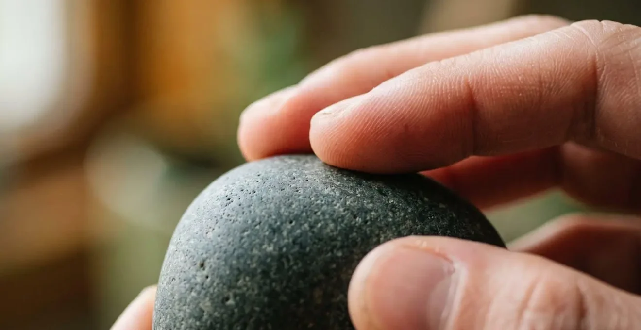 Técnica de grounding con una piedra para superar un momento de craving intenso.