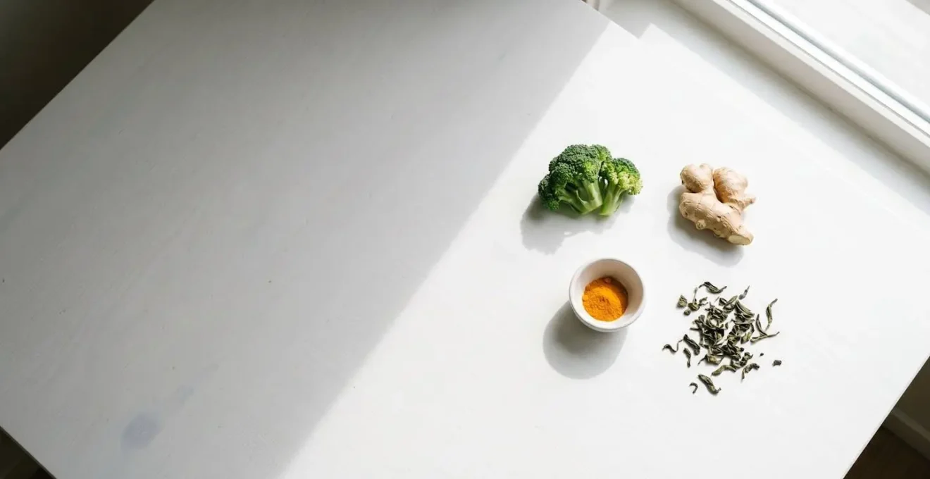 Composición visual mostrando el contraste entre alimentos que inflaman y los que sanan las vías respiratorias